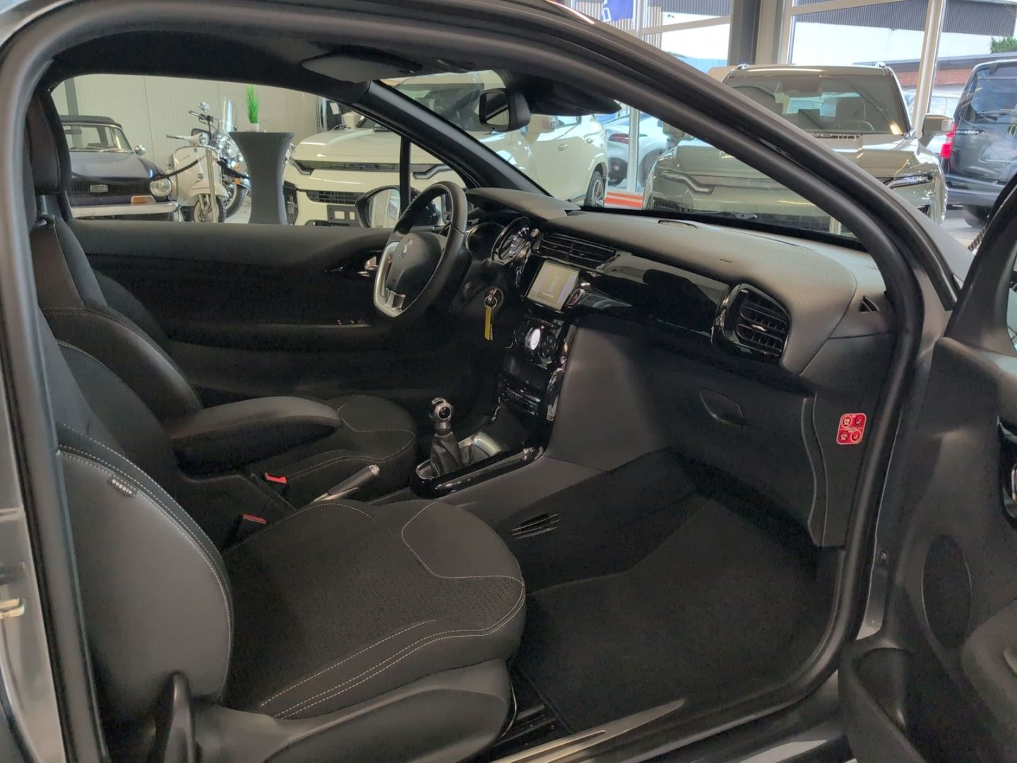 Fahrzeugabbildung Citroën DS3 1.2 PureTech 110 Navi Rückfahrkam. Notbrems.