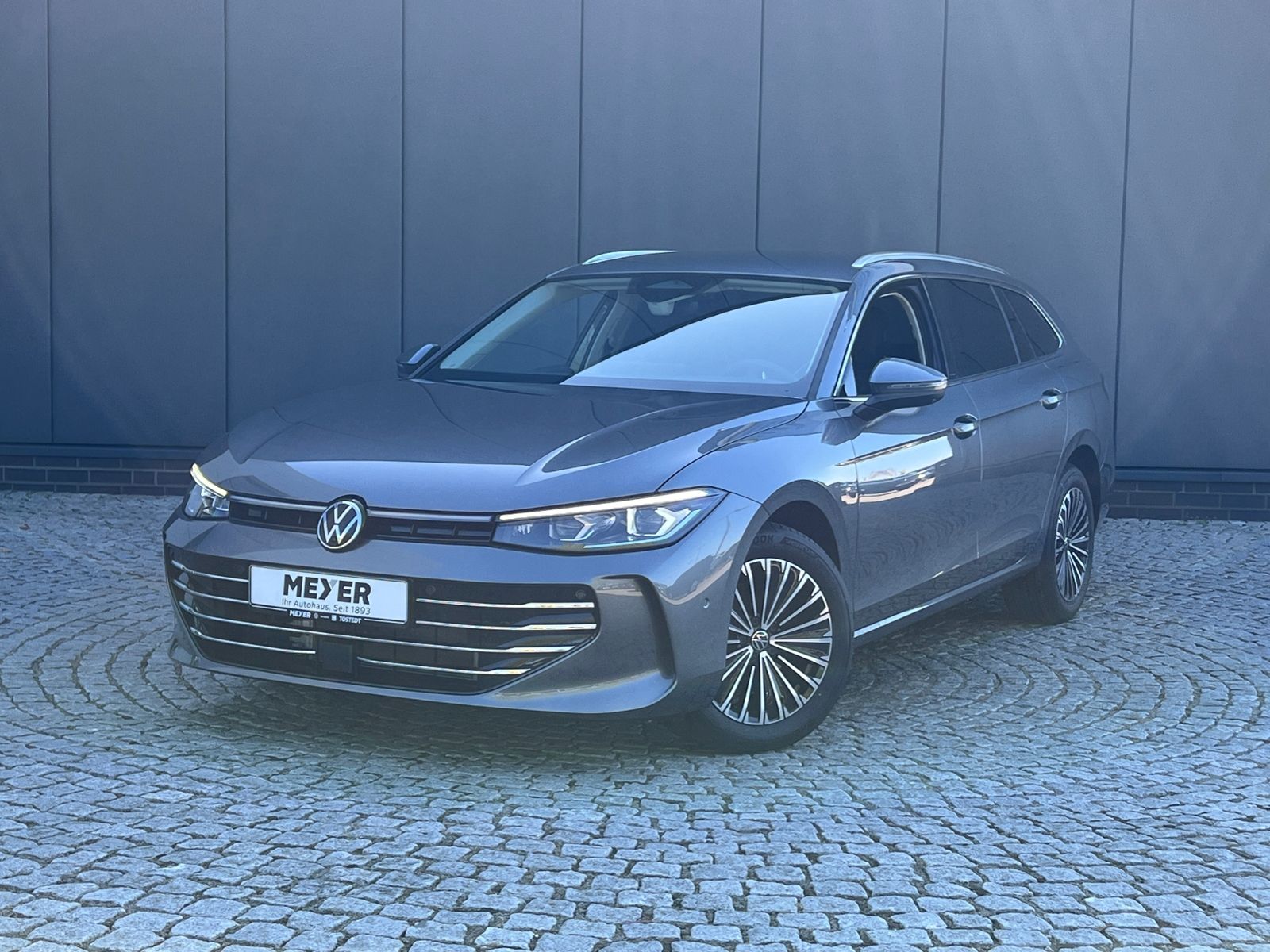 Fahrzeugabbildung Volkswagen Passat Variant Elegance 1.5 eTSI DSG *AHK, ACC,