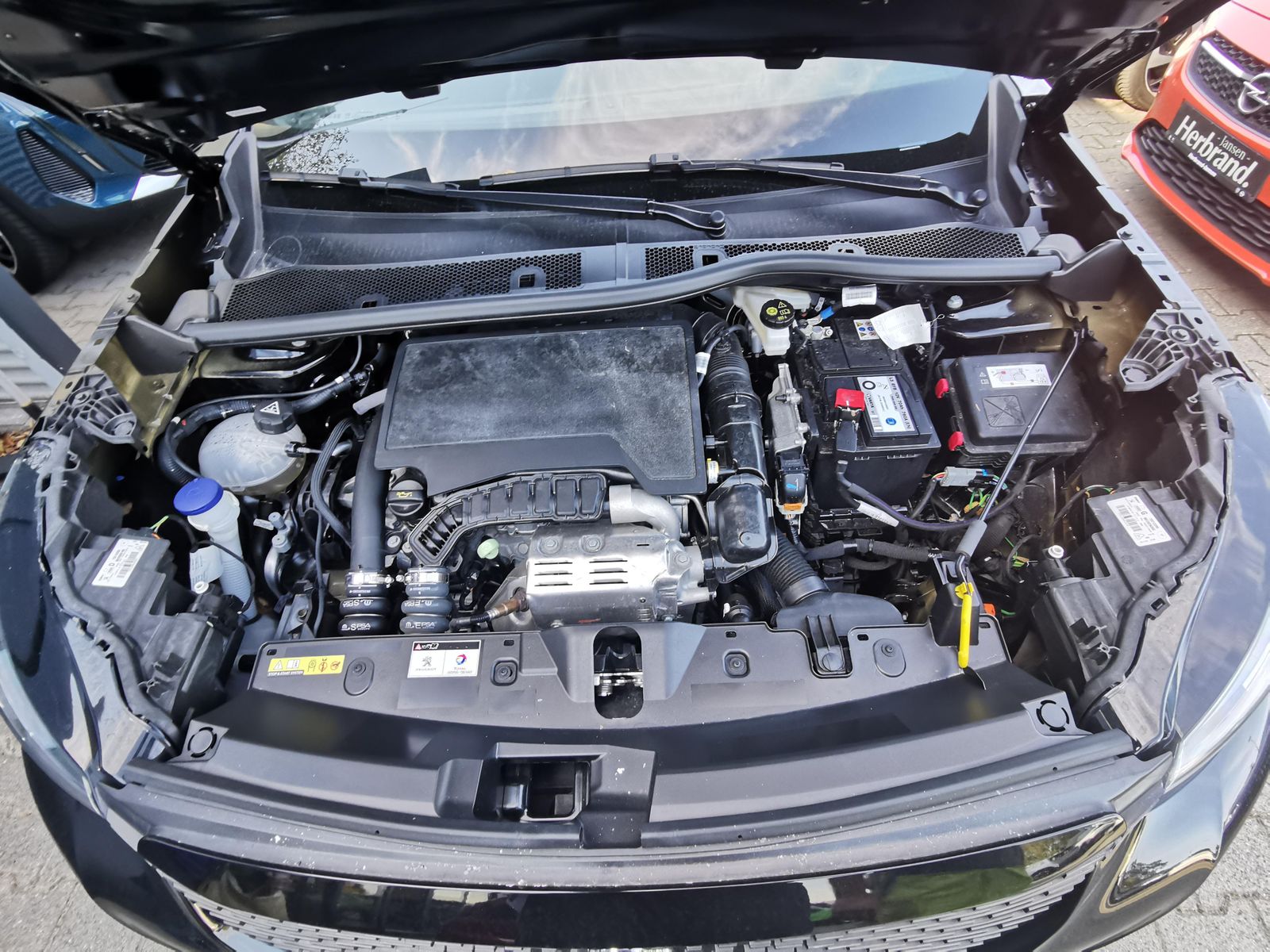 Fahrzeugabbildung Peugeot 2008 1.2 PureTech 130, Allure Pack