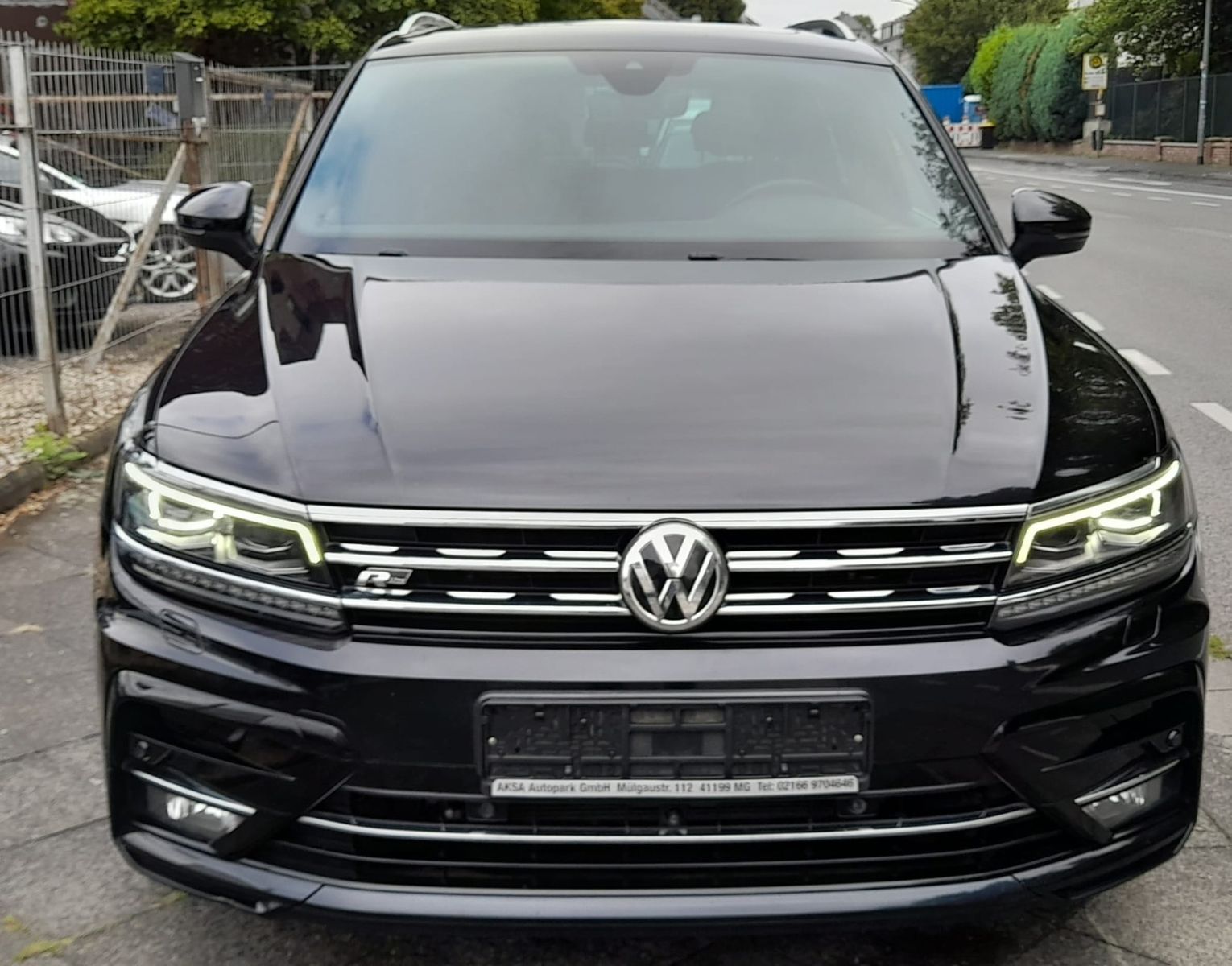 Volkswagen Tiguan - 1