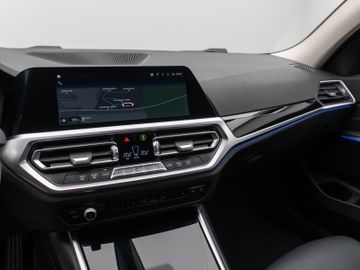 Fahrzeugabbildung BMW 320d xD SportLine HUD DAB 360°Stop&Go Alarm AHK