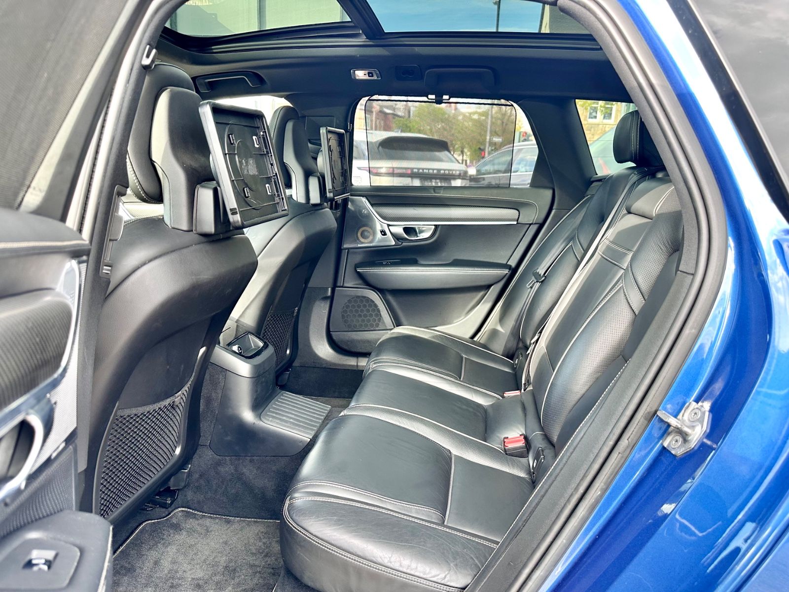 Fahrzeugabbildung Volvo V90 KOMBI T8 R-DESIGN HYBRID AWD*AHK+VOLL+MOD.19
