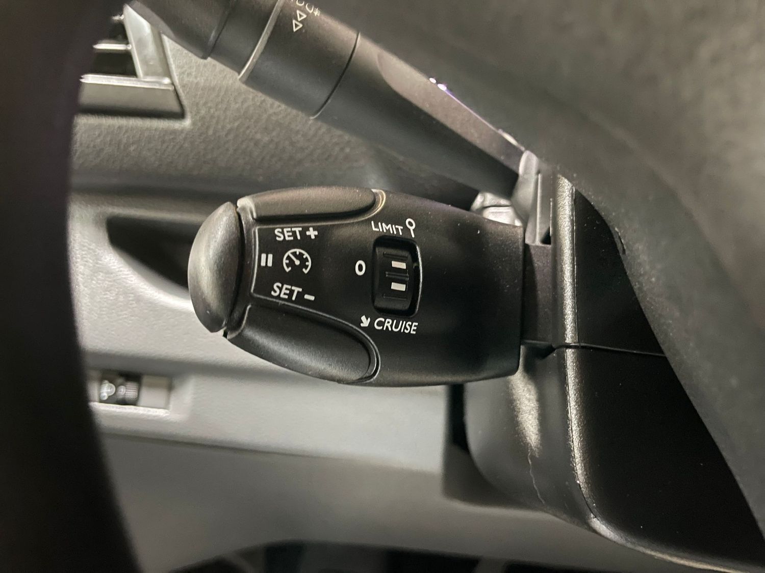 Fahrzeugabbildung Opel Vivaro Kasten Edition M L2 #Tempomat#PDC#Klima