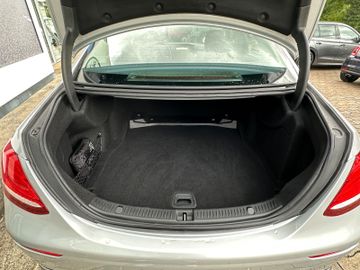 Fahrzeugabbildung Mercedes-Benz E 250 Limousine Avantgarde Pano