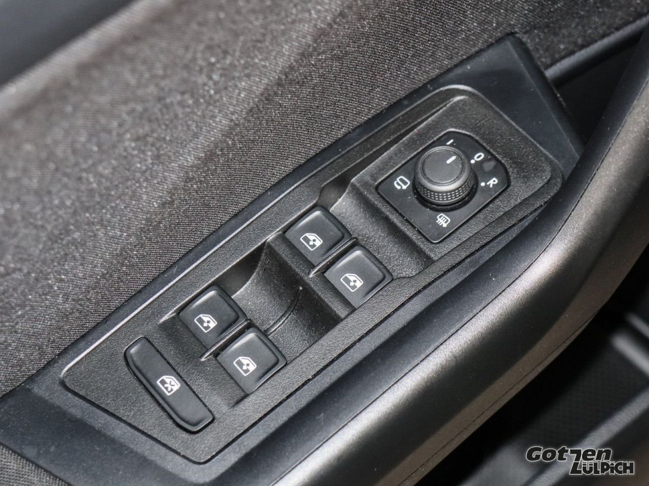 Fahrzeugabbildung Volkswagen T-Roc Life 1,0TSI Klima Navi PDC LED Vordersitze