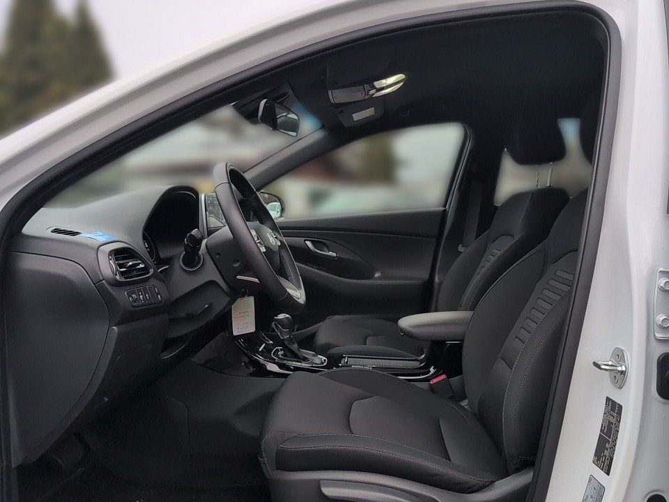 Fahrzeugabbildung Hyundai i30 KOMBI 1.0T AT ADVANTAGE QI+NAVI+2xSHZ+KAMERA