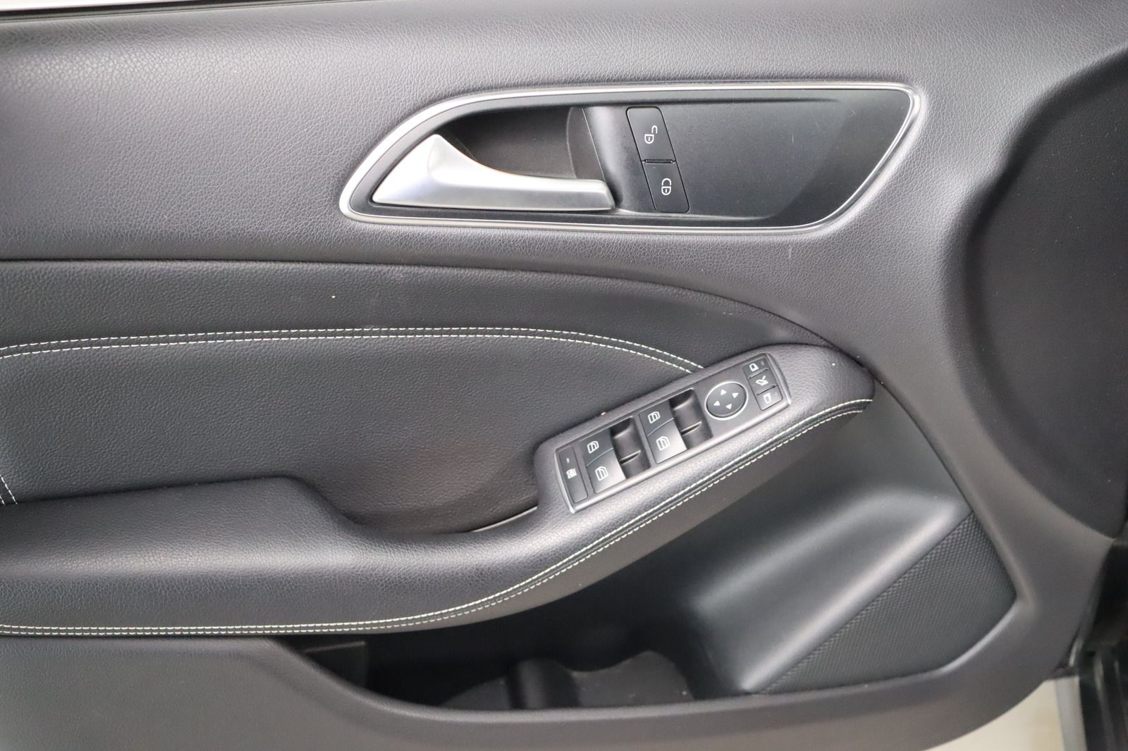 Fahrzeugabbildung Mercedes-Benz B 200 d Sports Tourer * LED * Pano * Edition Urb