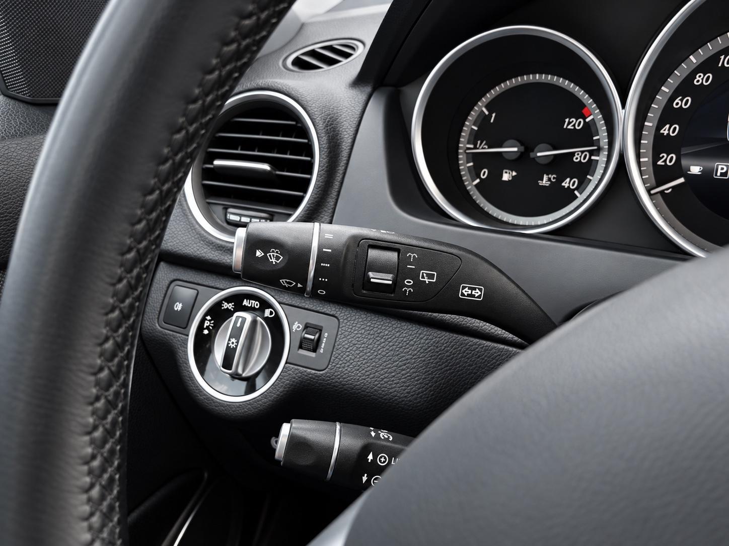 Mercedes-Benz C 180 CGI - AHK | NAVI | PTS | SHZ