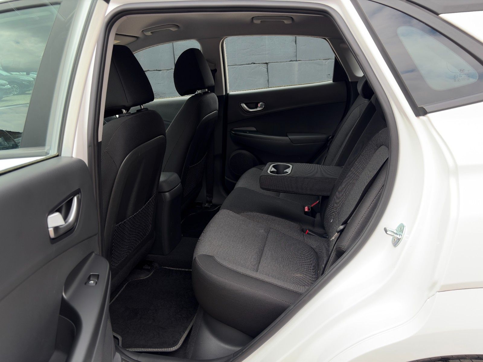 Fahrzeugabbildung Hyundai KONA E Select ACC PDC CAM SHZ LKAS CarPlay