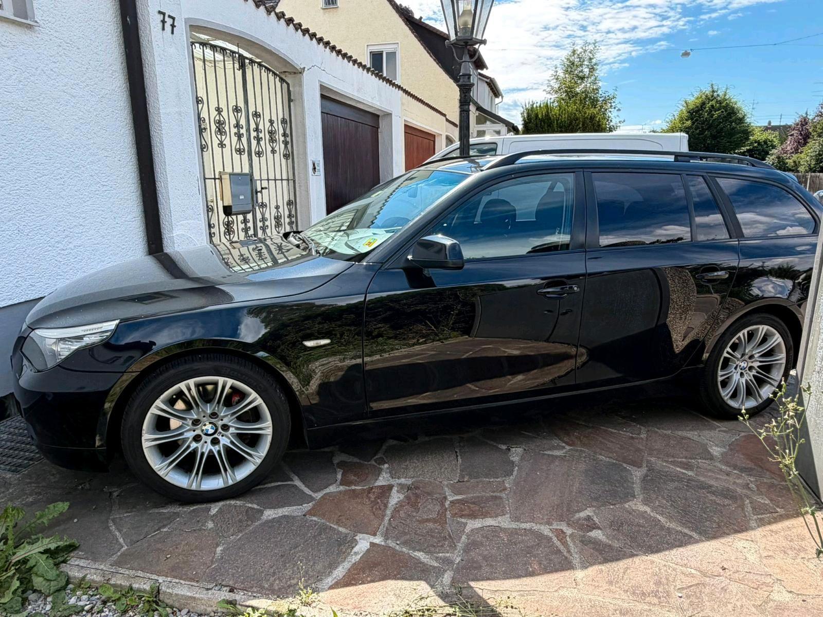 BMW 520 2010 — rear view