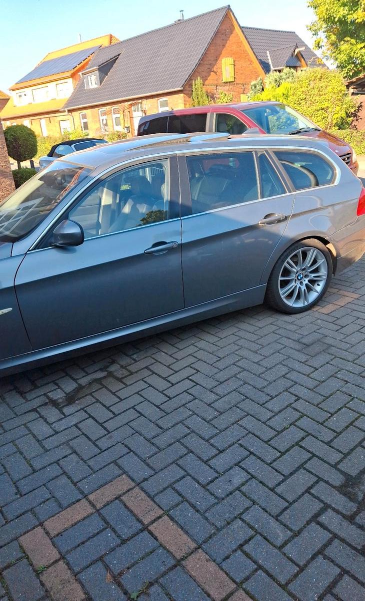 BMW 320 2010 — interior