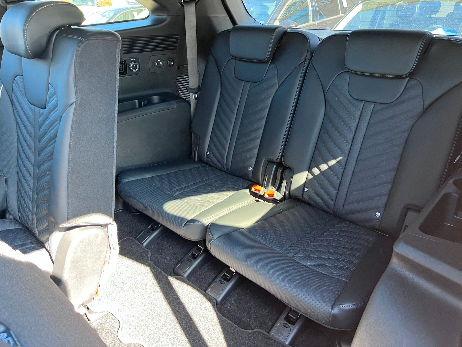 Fahrzeugabbildung Kia Sorento Platinum 4WD 7-Sitzer Pano Leder uvm.