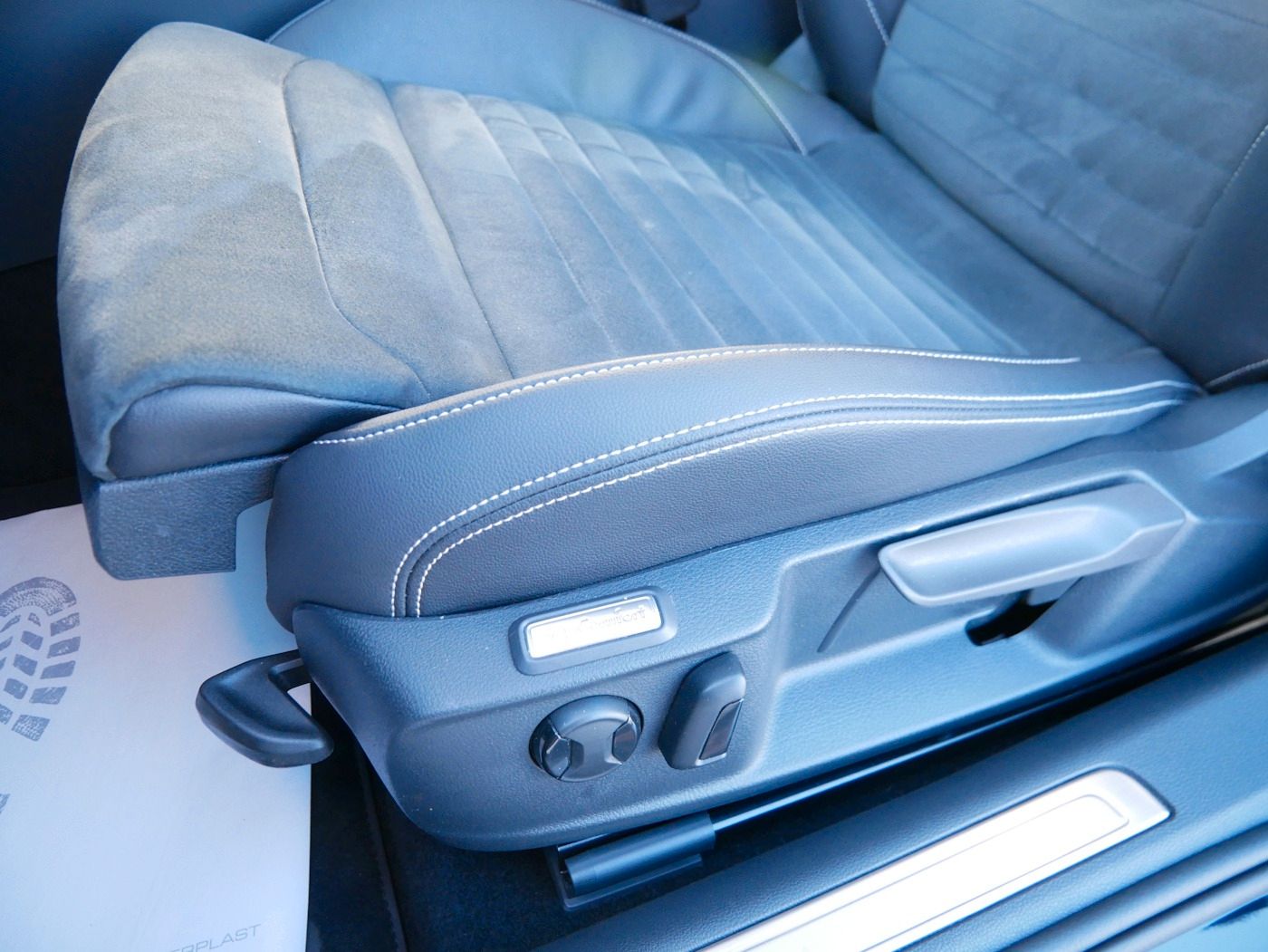 Fahrzeugabbildung Volkswagen Passat Variant 1.5 R-Line DSG AHK Kamera ACC LED