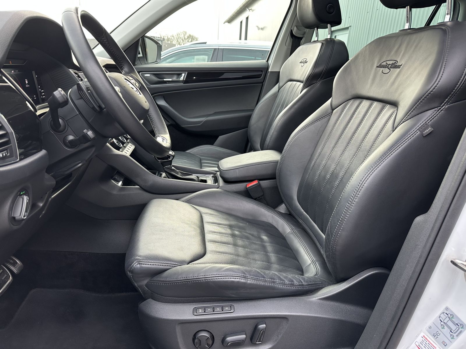 Fahrzeugabbildung SKODA Kodiaq L&K 4x4 NAV+LED+AHK+360°+PANO+V-COCKPIT