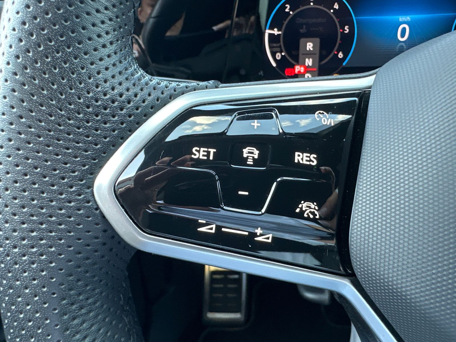 Fahrzeugabbildung Volkswagen Golf Variant R-Line NAV+IQ-LIGHT+ACC+PANO+