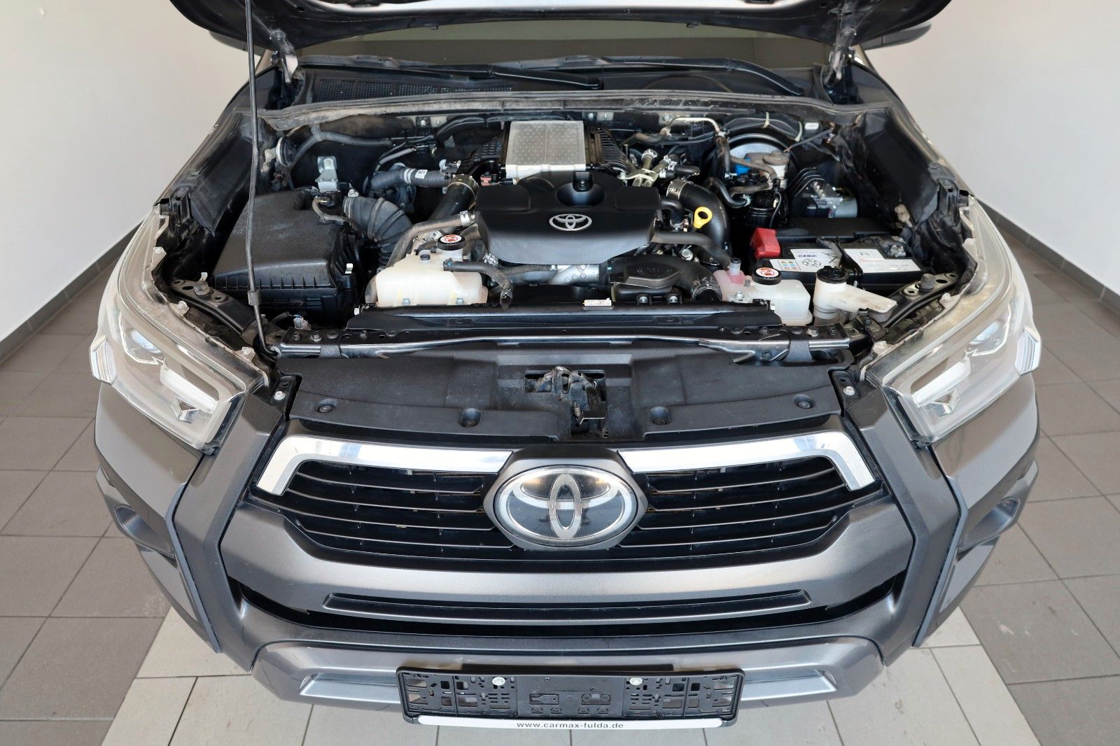 Fahrzeugabbildung Toyota Hilux 2.8 D-4D Invincible, Rollbügel, Rollo, AHK
