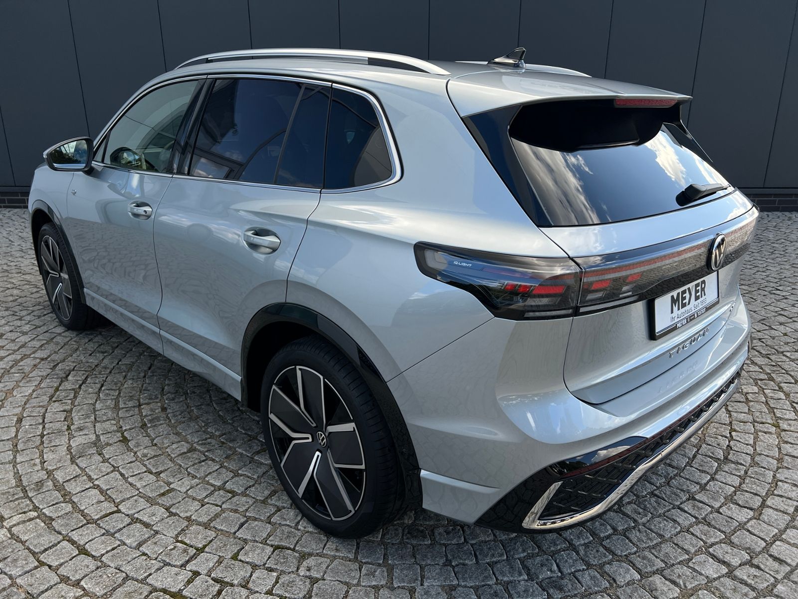 Fahrzeugabbildung Volkswagen Tiguan R-Line 1.5 eTSI DSG *AHK, IQ.Light, Stand