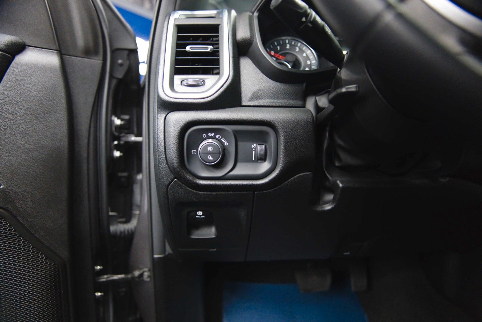 Fahrzeugabbildung Dodge RAM 5.7 V8 HEMI 4x4 OFFROAD Night-Paket *LED*