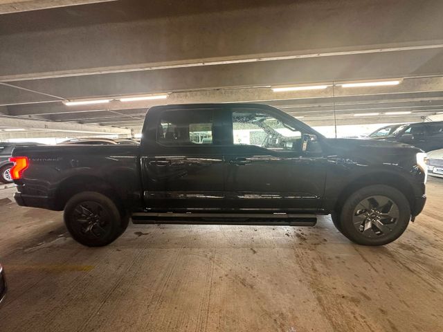 Ford F150 Lightning Lariat grosse Batterie im Vorlauf