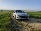 Hyundai Elantra 2023 1,6 CVT Bose LED - Hyundai Elantra mit Benzin-Antrieb: Limousine