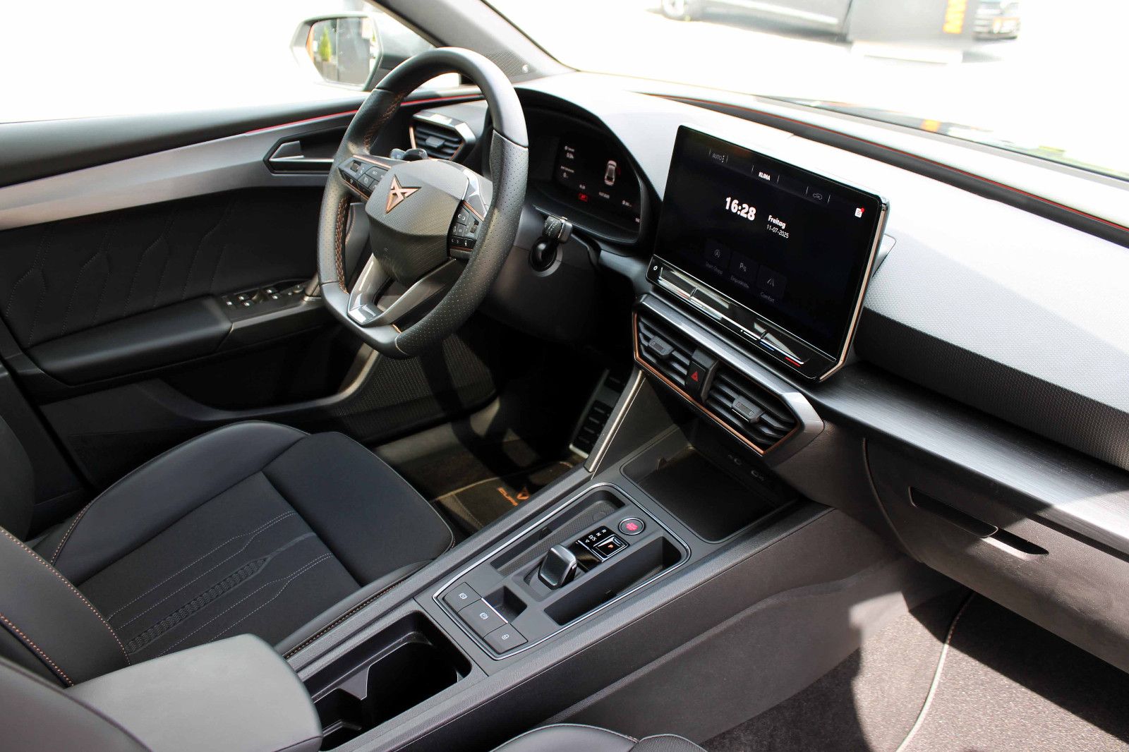 Fahrzeugabbildung CUPRA Leon VZ 2.0 TSI DSG ACC LED KAM PDC ESD PANO LHZ