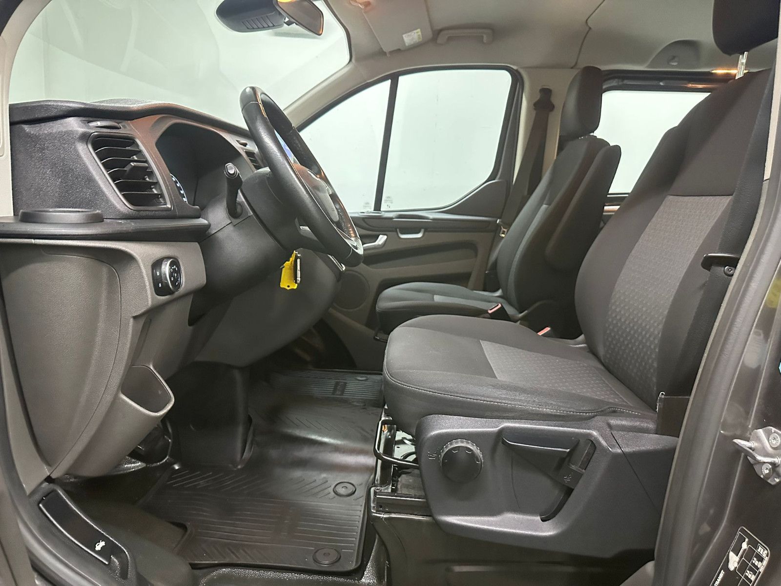 Fahrzeugabbildung Ford Transit Custom 320 L1H1*TREND*8-SITZE*NAVI*SPURH