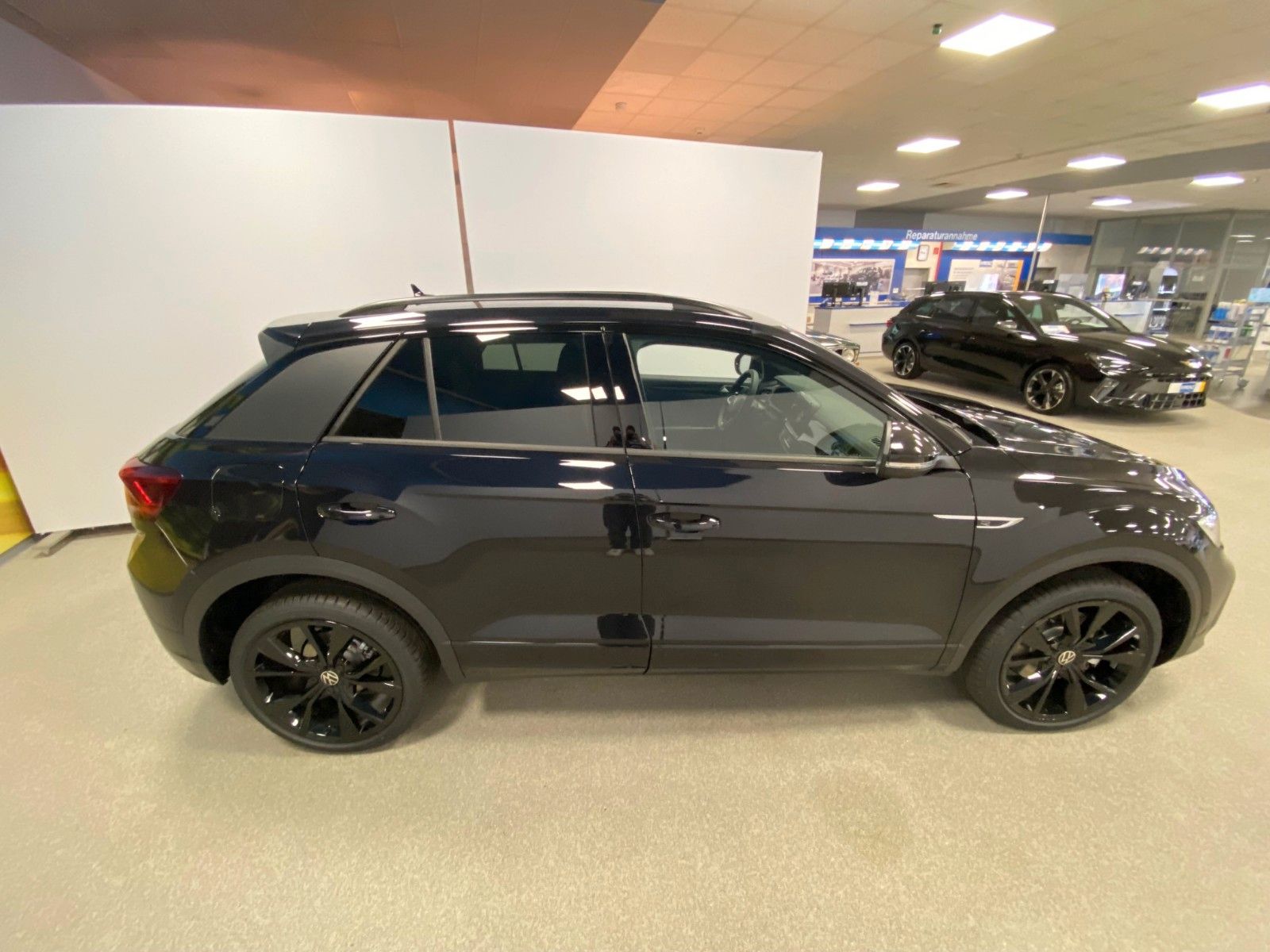 Fahrzeugabbildung Volkswagen T-Roc 2.0 TDI DSG R-Line+AHK+Black Style+19"ALU+