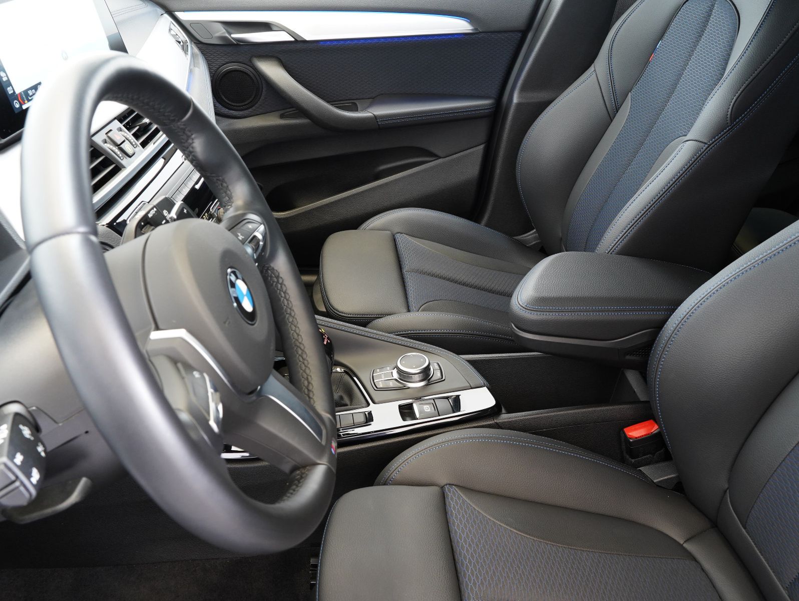 Fahrzeugabbildung BMW X2 sDrive 20 i M Sport LED/HEADUP/KEYLESS/KAMERA