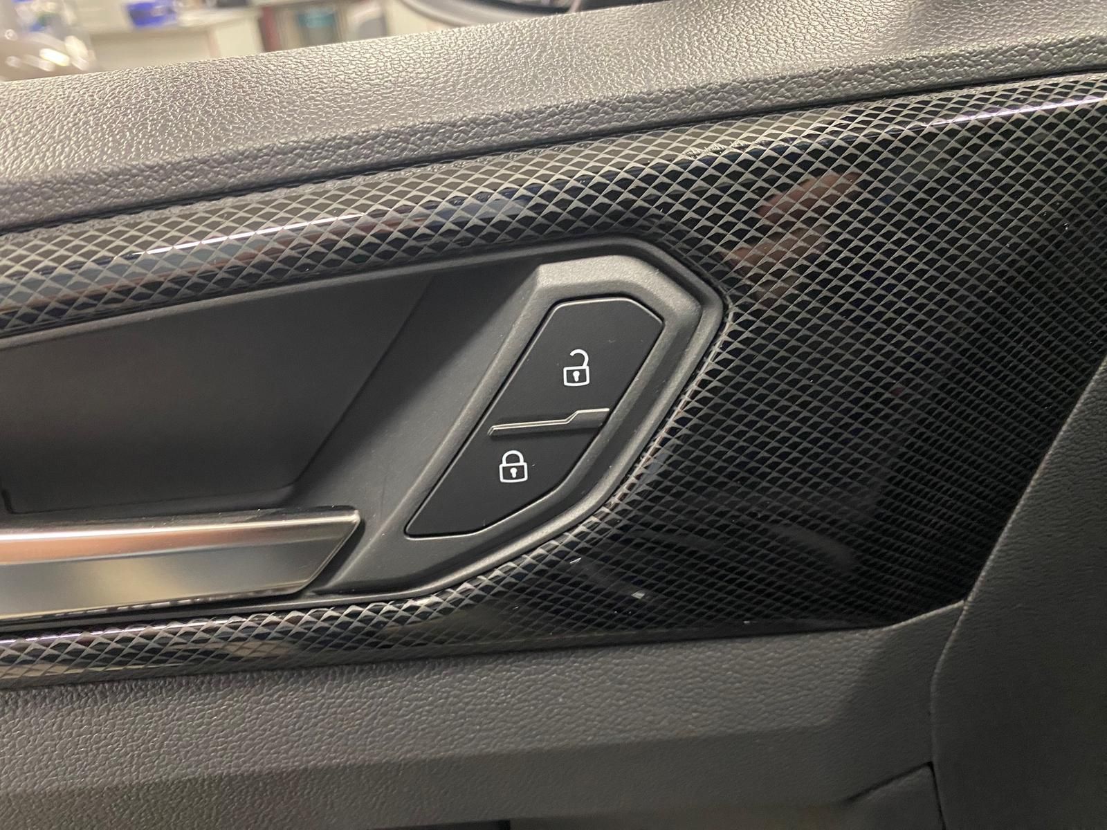 Fahrzeugabbildung Volkswagen T-Cross 1.0 TSI Life+APP+ACC+TOTWINKEL+KAMERA+++