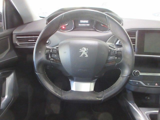Fahrzeugabbildung Peugeot 308 ALLURE 1.2T NAVI/LED/PANO/LEDER/PDC/ACC/17"