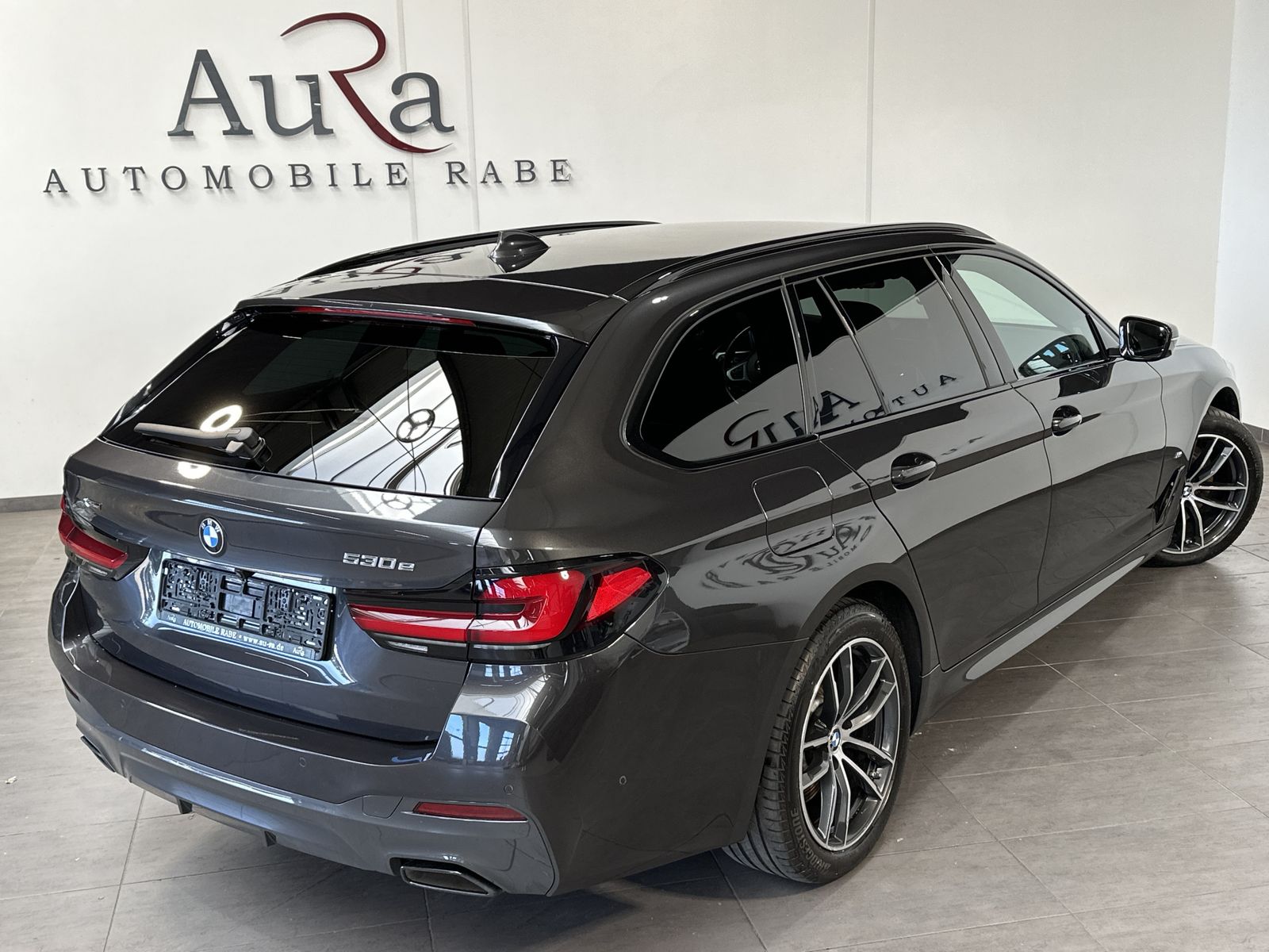 Fahrzeugabbildung BMW 530e Touring xDrive M-Sport NAV+LED+AHK+ACC+H&K