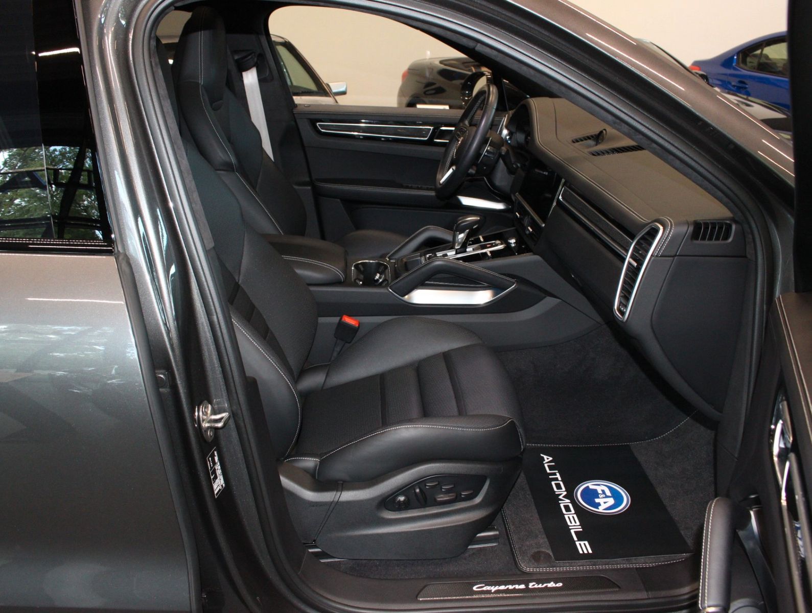Fahrzeugabbildung Porsche Cayenne Turbo SportDesign-Paket|Carbon|PSCB|PDCC
