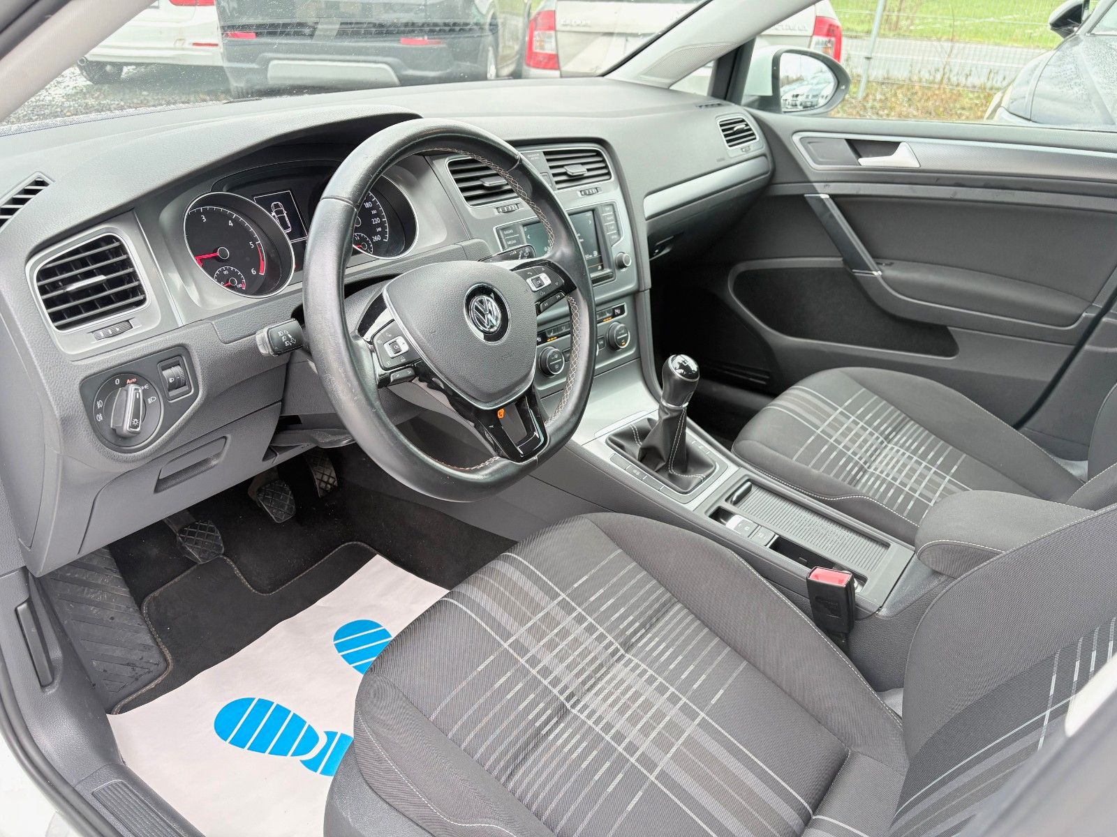 Fahrzeugabbildung Volkswagen Golf VII 2.0TDI Lim. LOUNGE Navi Klima PDC SPORT