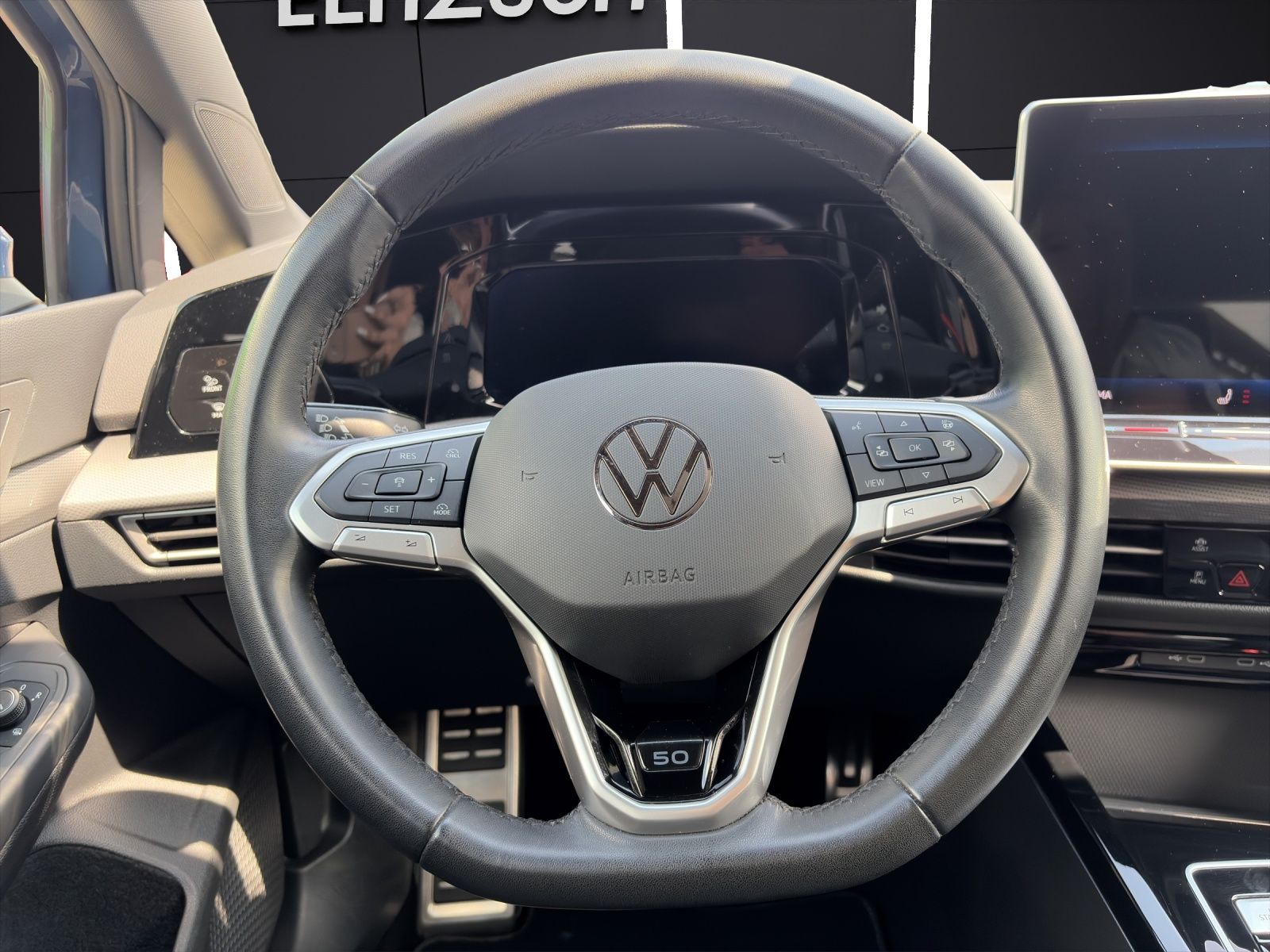 Fahrzeugabbildung Volkswagen Golf VIII EDITION 50 Matrix Navi ACC AHK PANO HU