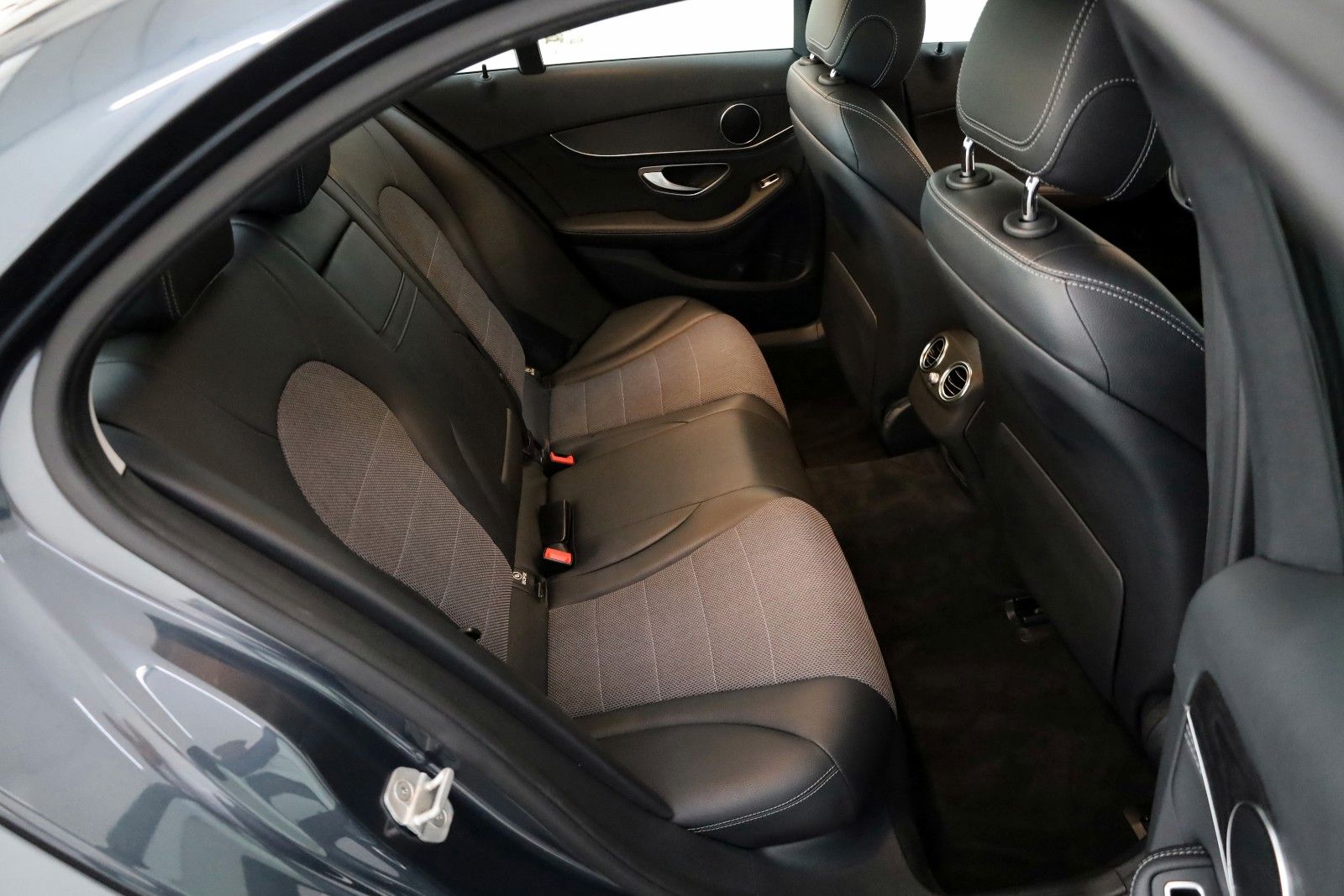 Fahrzeugabbildung Mercedes-Benz C180 CGI Lim T.Leder,Navi,LED,SD,SH,PDC,SR+WR