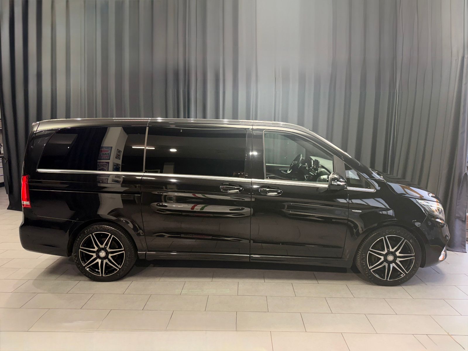 Fahrzeugabbildung Mercedes-Benz V 250d AVANTGARDE AMG EDITION lang|360°|AHK|LEDE