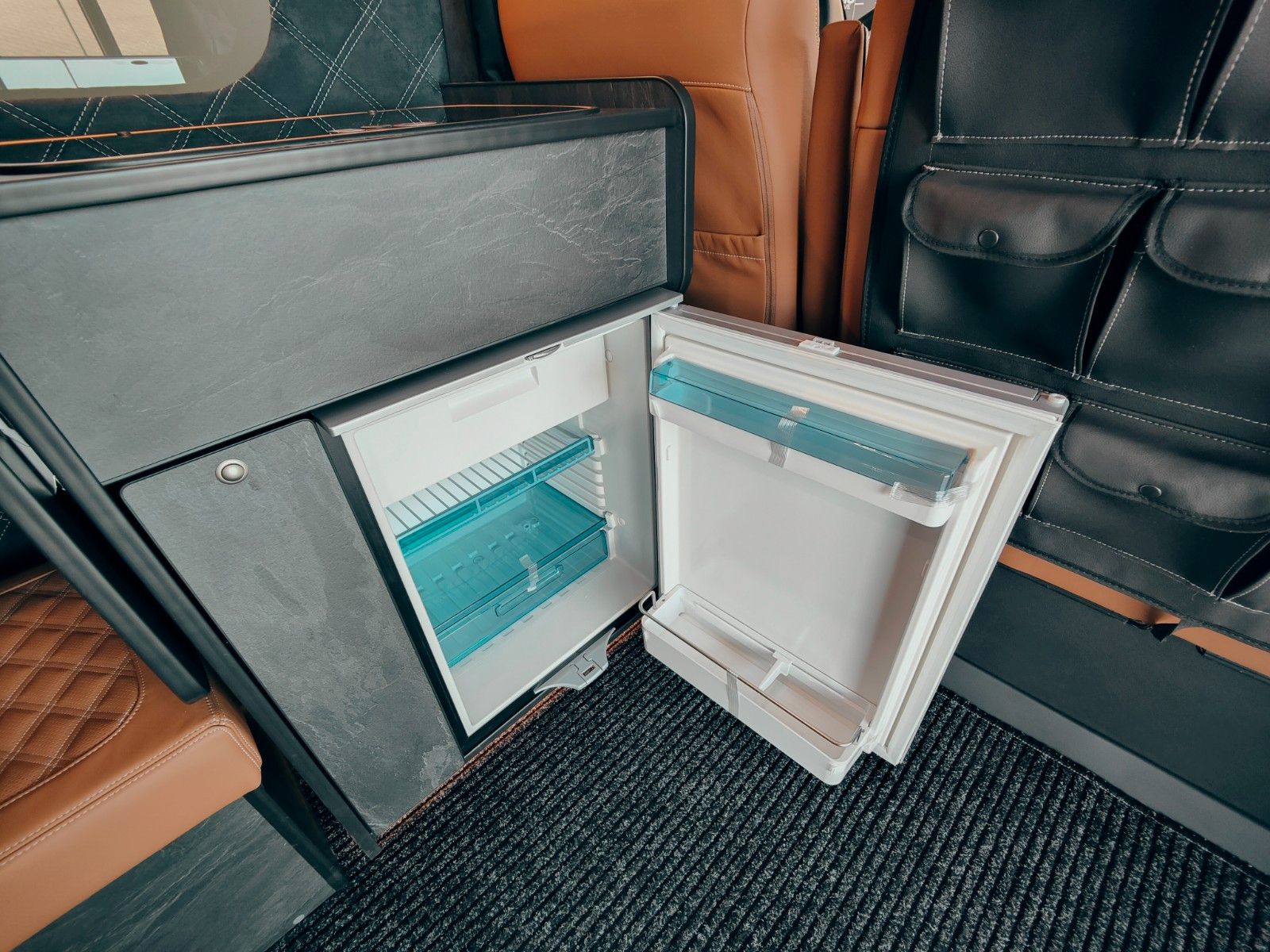 Fahrzeugabbildung Mercedes-Benz X-CROSSVAN  RWD #stealthcamper