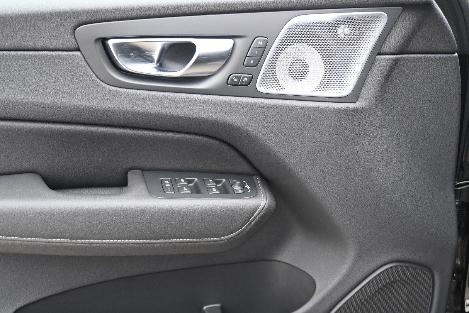 Fahrzeugabbildung Volvo XC60 B5 AWD Ultra Black Edition*LED*PANO*360*B&W
