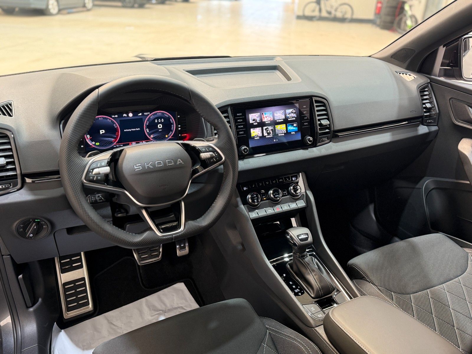 Fahrzeugabbildung SKODA Karoq Sportline / DSG / ACC / Panoramadach