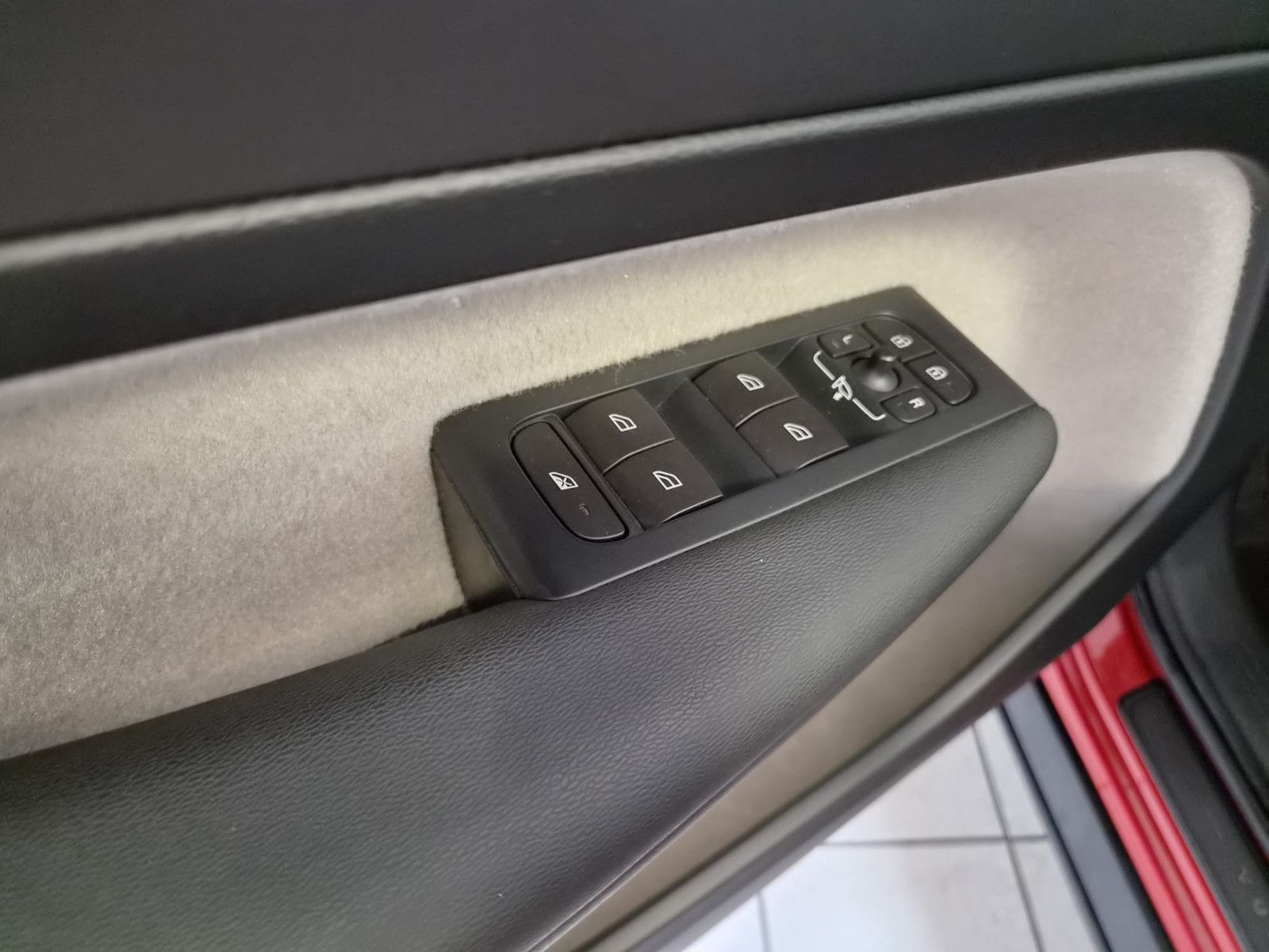 Fahrzeugabbildung Volvo XC 40Momentum AWD / H&K Sound / 1. Hand / S-HEFT