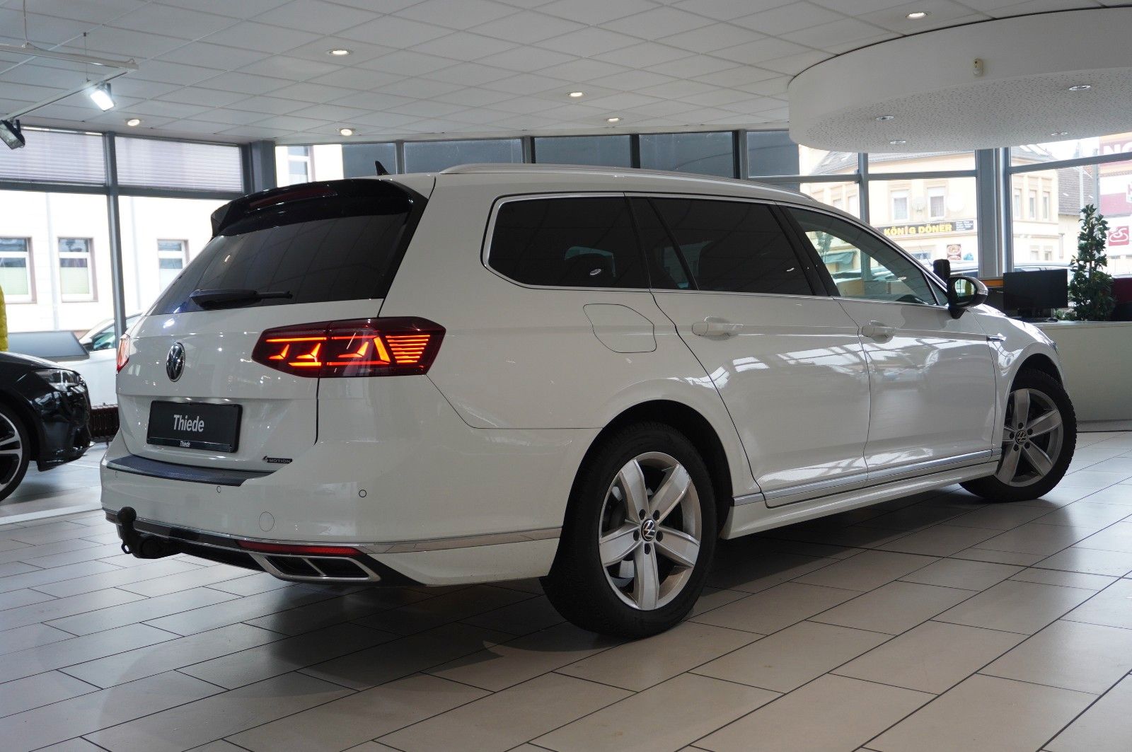 Fahrzeugabbildung Volkswagen Passat VARI. 2.0D R-LINE 4M NAVI/LED/KAMERA/AHK