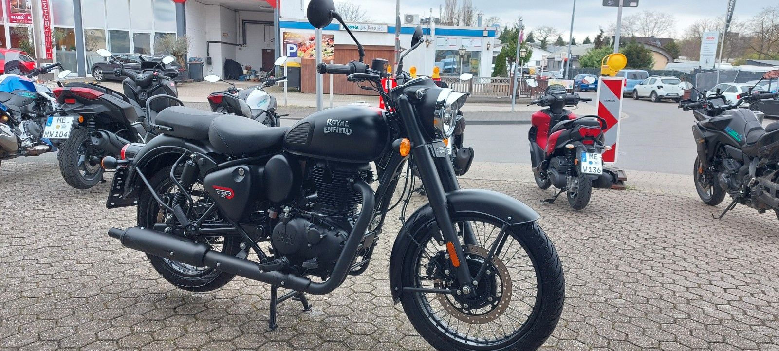 Fahrzeugabbildung Royal Enfield CLASSIC 350   Black /Black  nur 1700 KM