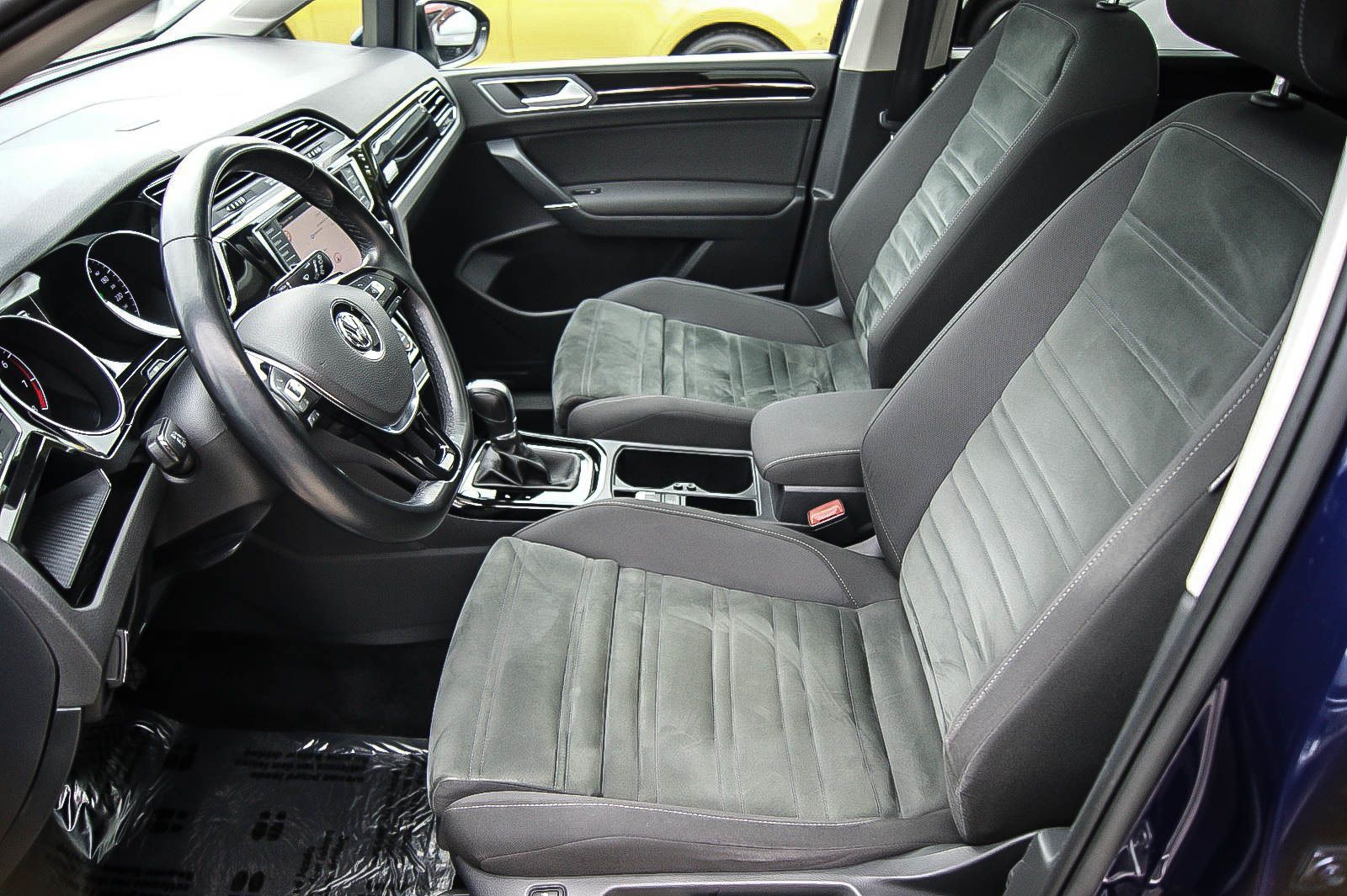 Fahrzeugabbildung Volkswagen Touran 14TSI Highline DSG PANORAMA STDHZG 7SITZE
