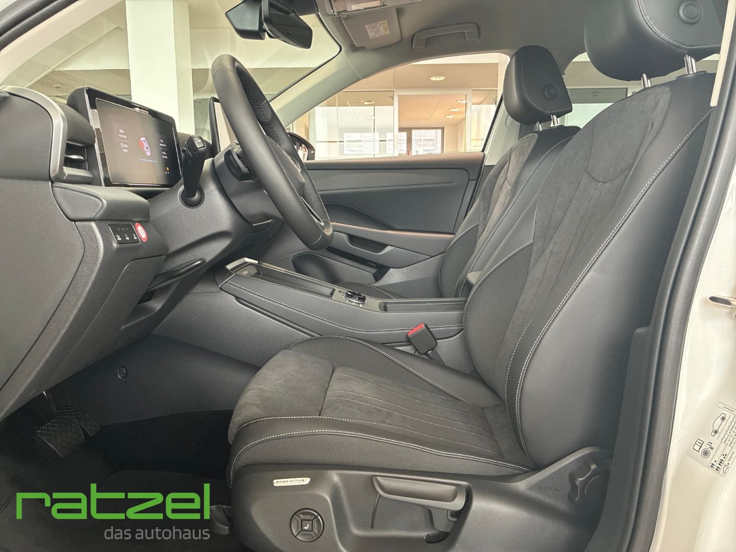 Fahrzeugabbildung Volkswagen T-Roc STYLE 1.5 eTSI 8-fach+Garantie+AHK+NAVI