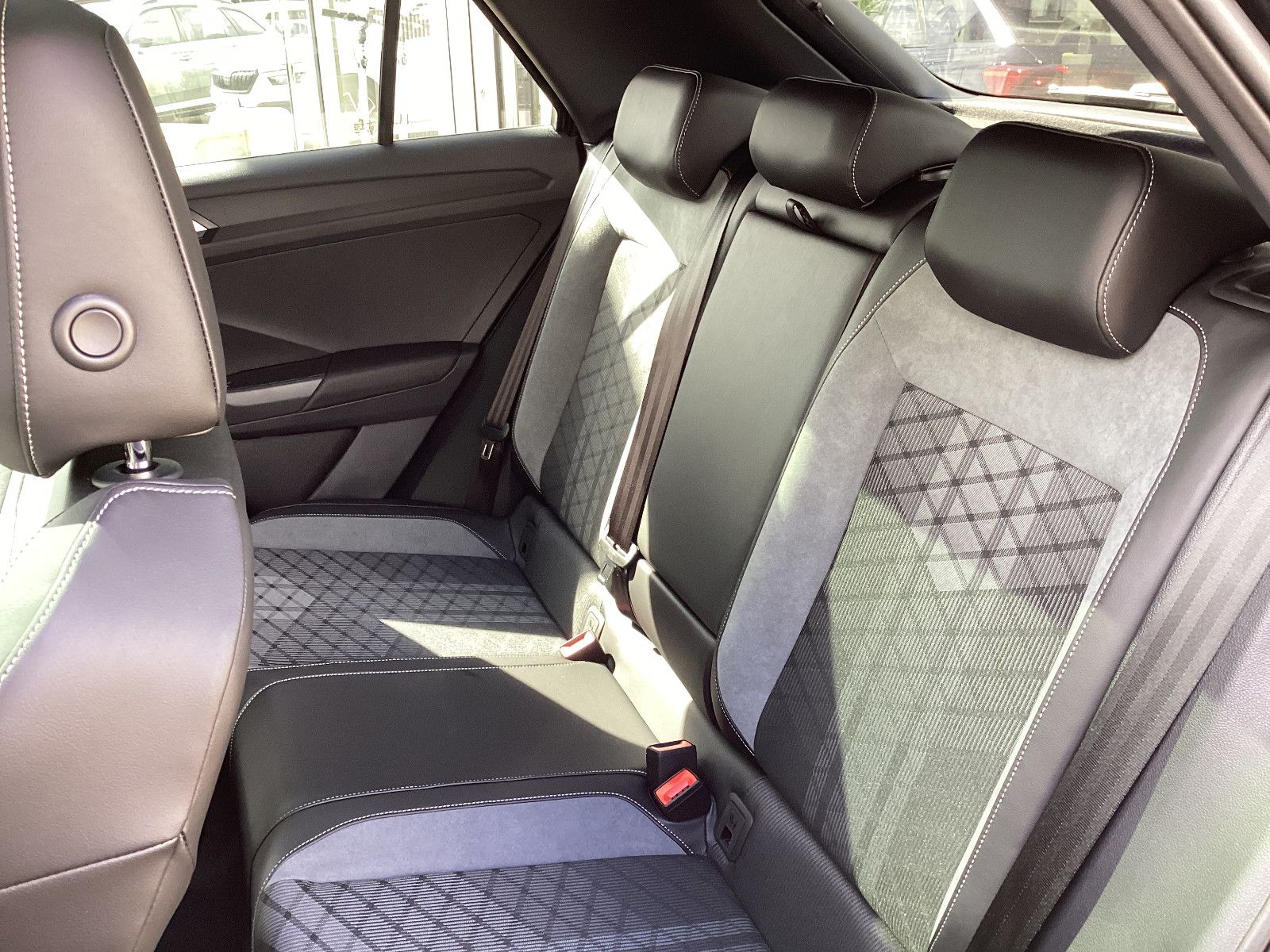 Fahrzeugabbildung Volkswagen T-Roc R-Line 1.5 TSI DSG Pano Kam LED