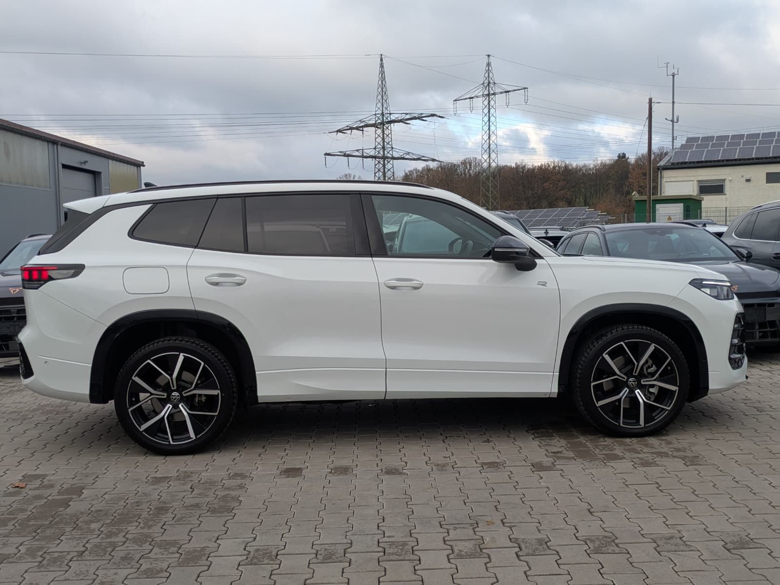 Fahrzeugabbildung Volkswagen Tayron 2.0 TDI 4M R-Line BLACK*7S*AHK*PANO*HUD