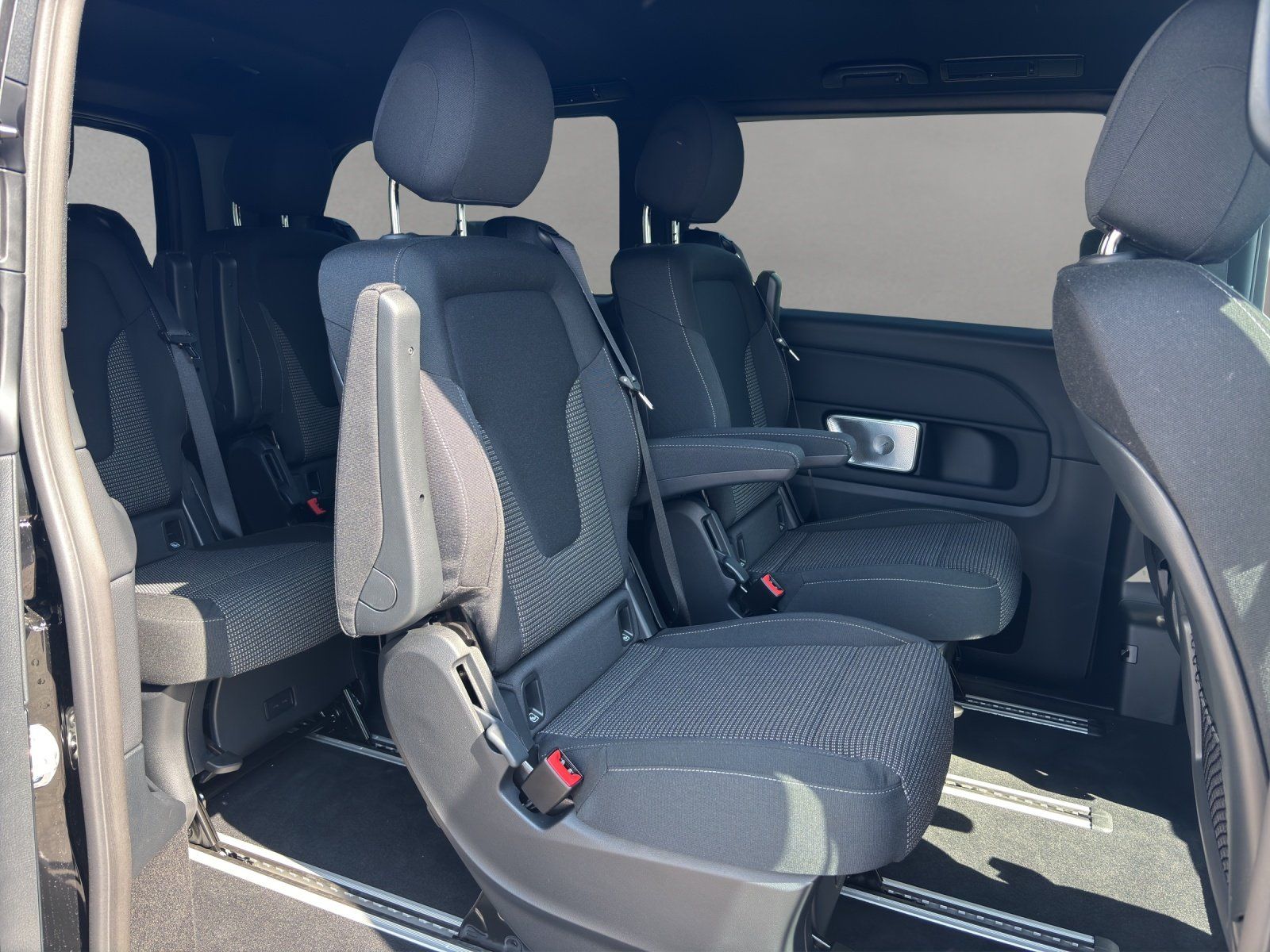 Fahrzeugabbildung Mercedes-Benz V 300 d STYLE Lang MBUX WinterPa AMG Line