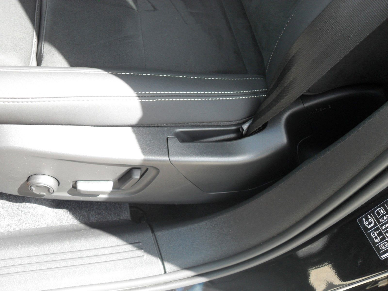 Fahrzeugabbildung Volvo XC 40 Plus Black Edition | PD | LED | ACC