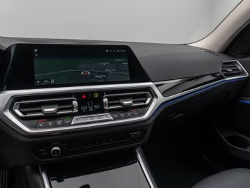 Fahrzeugabbildung BMW 320d xDr Tour Luxury Line AHK HiFI Laserlicht