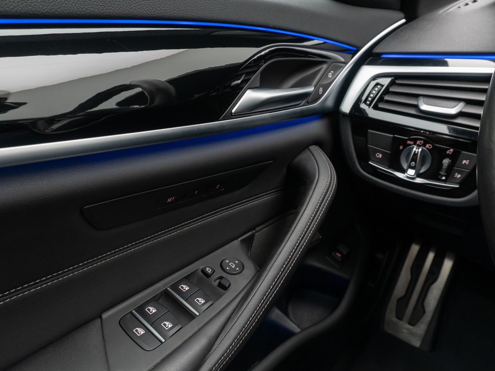 Fahrzeugabbildung BMW 530i M Sport Glasdach Kamera Laser HUD DAB H/K